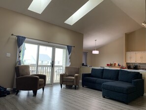 Smart TV, caminetto, videogiochi, libri