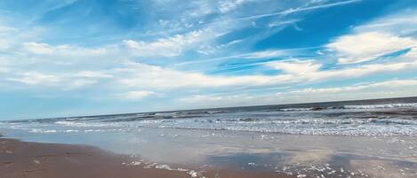 Ranta lähistöllä, aurinkotuoleja, rantapyyhkeitä