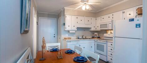 Kjøleskap, mikrobølgeovn, ovn og kokeplater