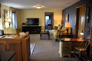 Una Smart TV, una chimenea, libros