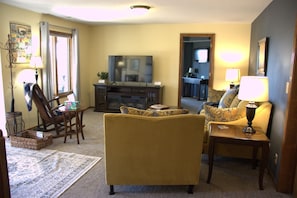 Smart TV, chimenea y libros