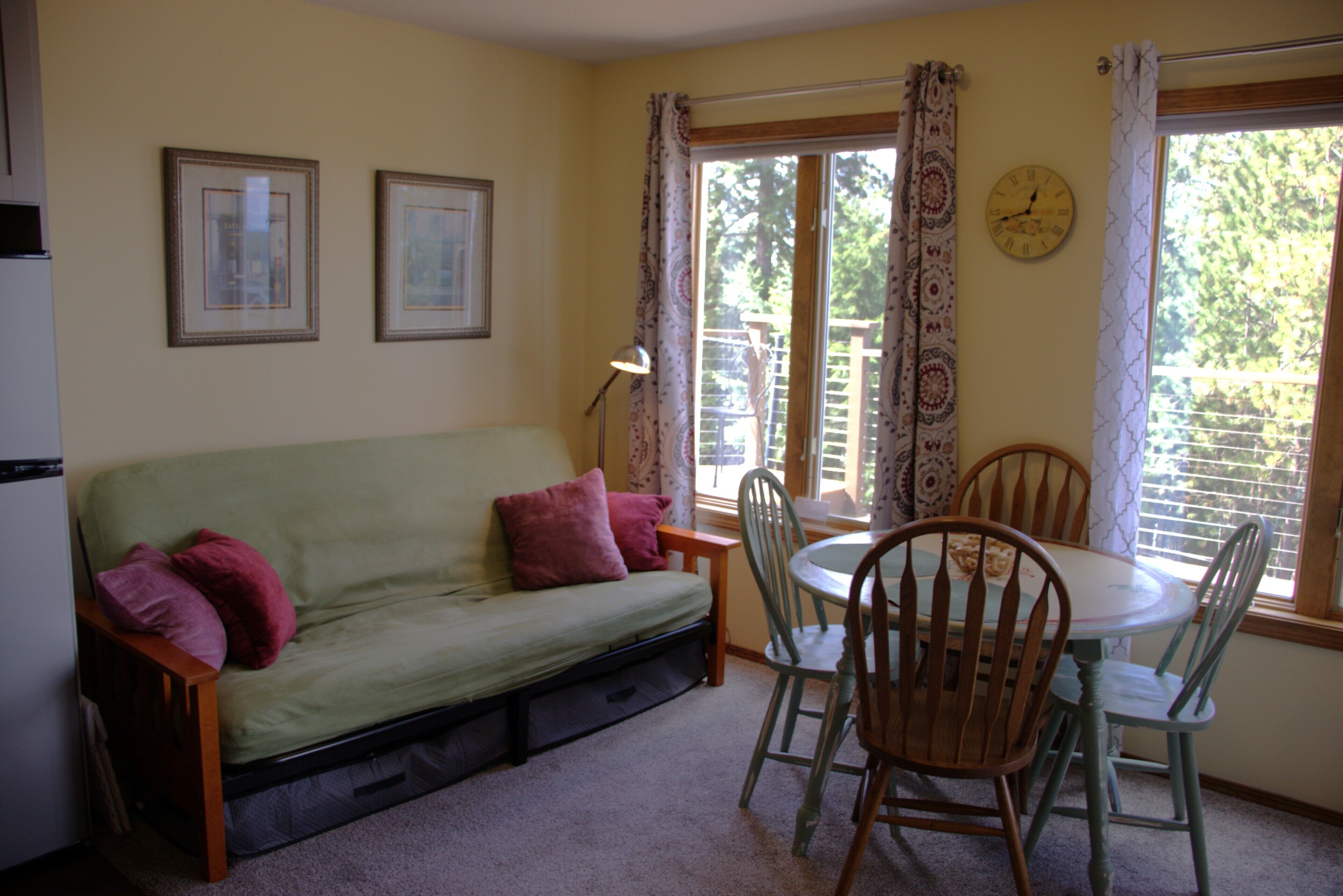 TV connectée, cheminée, livres