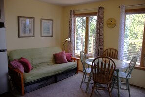 Smart-TV, Kamin, Bücher