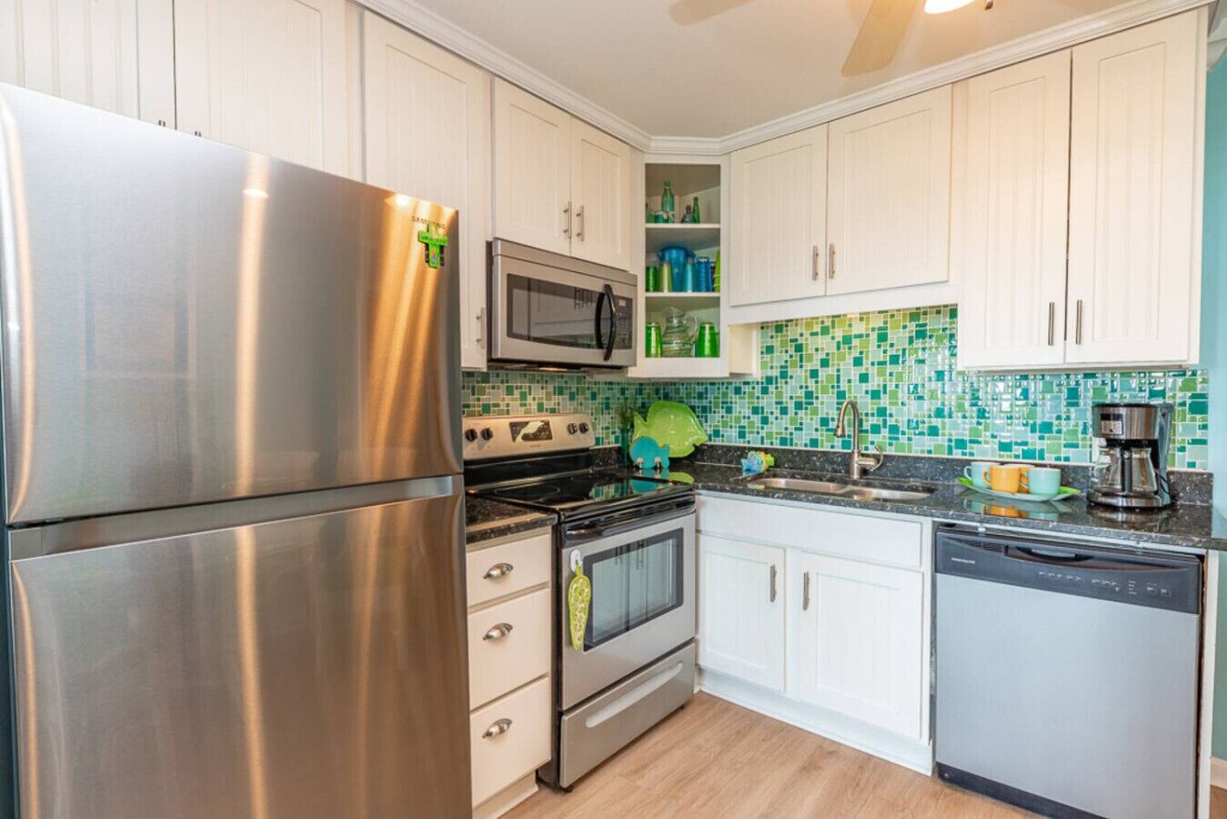 Frigorifero, microonde, forno, piano cottura