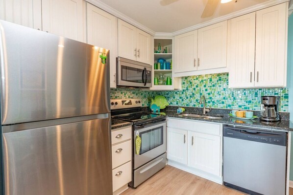 Refrigerador, microondas, horno y parrilla de estufa