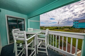 Outdoor dining - Seaview: Classic Coastal Escape- Pool - Oceanside - Steps to the Sand (Atlantic Beach)