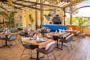 2 restaurantes; se sirven desayunos