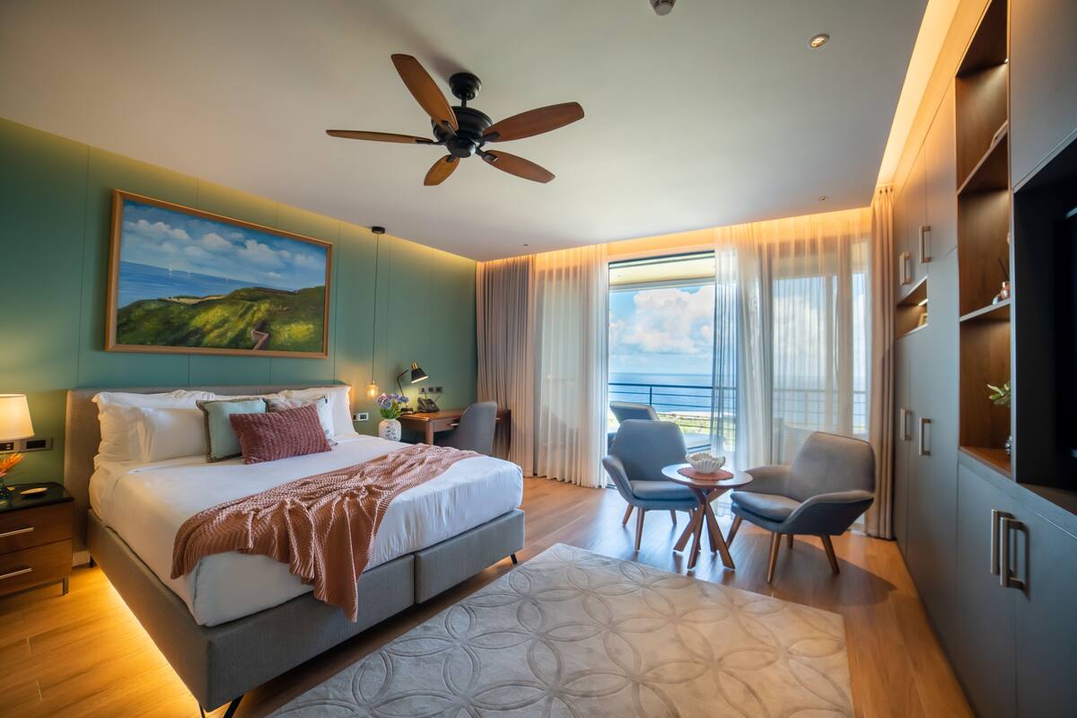 Phòng Deluxe, 1 giường cỡ king, quang cảnh biển (First Floor) | Bộ đồ giường cao cấp, chăn bông, nệm cao su hoạt tính (memory foam) 