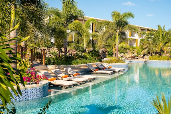2 outdoor pools, pool umbrellas, sun loungers