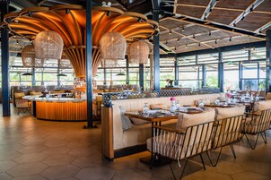 2 restaurantes; se sirve desayuno, almuerzo y cena