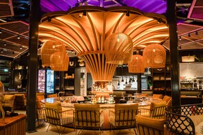 2 restaurants, breakfast served - Golden Rock Dive And Nature Resort (Oranjestad)