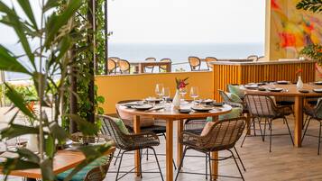 2 restaurants; breakfast, lunch, and dinner served