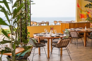 2 restaurants servant le petit déjeuner, le déjeuner et le dîner