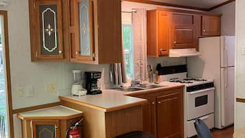 Mobile Home, 1 Bedroom | Private kitchen