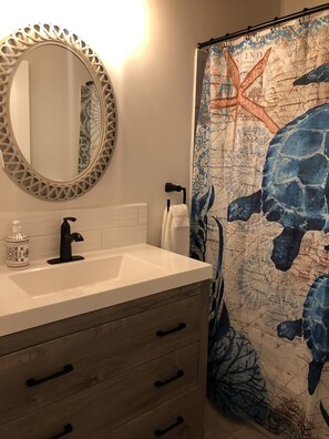 Ensemble douche/baignoire, serviettes fournies, papier toilette