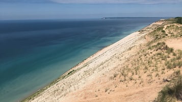 在海灘附近、躺椅、沙灘巾