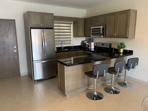 Réfrigérateur, micro-ondes, cafetiÚre/bouilloire