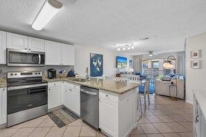 Kylskåp, mikrovågsugn, ugn och spishäll