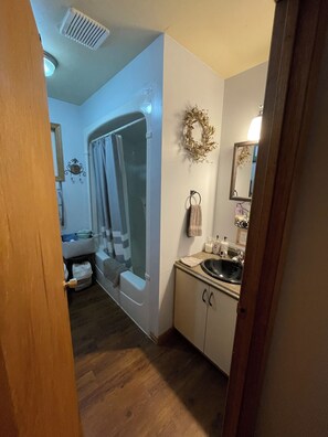 Chuveiro/banheira combinados, secador de cabelo, toalhas de banho 