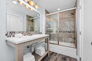 Combined shower/tub, hair dryer, towels - Sea Philosphy * Pet Friendly & Private Pool (Destin)