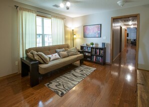 Smart TV, reproductor de DVD, tenis de mesa y libros