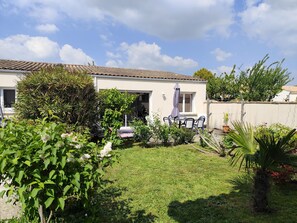 Outdoor dining - T3 ground floor near beach and Thalasso (Châtelaillon-Plage)