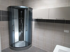 Dusche, Haartrockner, Seife, Toilettenpapier