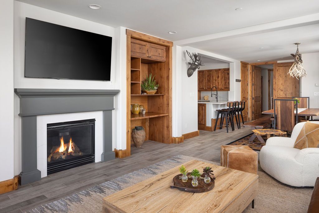 Smart TV y chimenea 