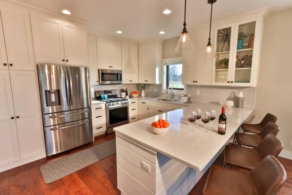 Frigorífic, microones, forn i placa de cuina 