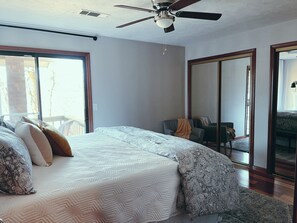 2 Schlafzimmer, Schreibtisch, Bügeleisen/Bügelbrett, Reisekinderbett