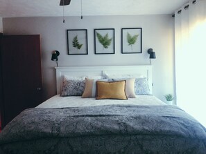 2 Schlafzimmer, Schreibtisch, Bügeleisen/Bügelbrett, Reisekinderbett