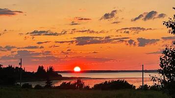 Vlak bij het strand, ligstoelen aan het strand, strandlakens