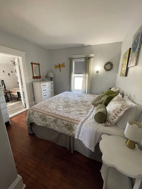 4 makuuhuonetta, työpöytä, silitysrauta/-lauta, ilmainen Wi-Fi