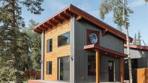 A modern two-story house with large windows and a wooden exterior. - Steelhead cabin @ Keystone Kozy (Soldotna)