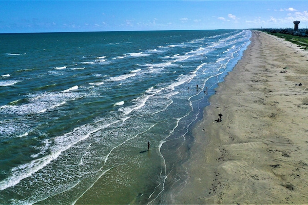 Ubicación cercana a la playa, tumbonas y toallas de playa