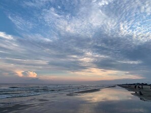 Perto da praia, espreguiçadeiras, toalhas de praia 