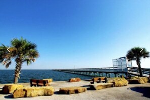 Vlak bij het strand, ligstoelen aan het strand, strandlakens