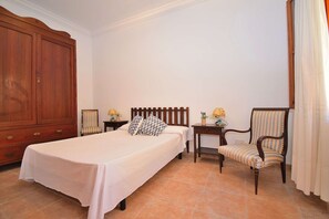 3 slaapkamers, een strijkplank/strijkijzer, gratis wifi, beddengoed