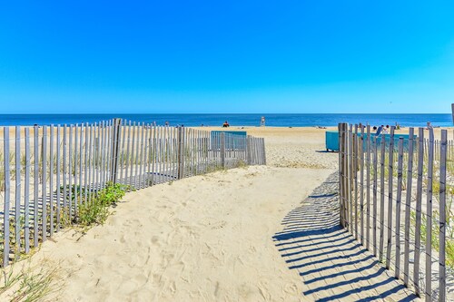 Fantastic Beach Condo, Linens Included!