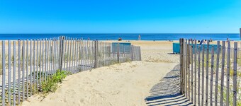 Fantastic Beach Condo, Linens Included!