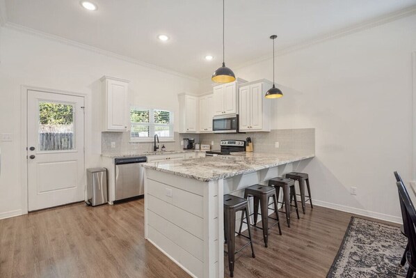 Køleskab, mikrobølgeovn, ovn, kogeplade