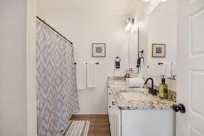 Duschwanne, Haartrockner, Handtücher, Shampoo