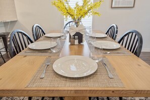 Dining - THE ALAMO HOUSE King size bed Fast internet! (Tyler)