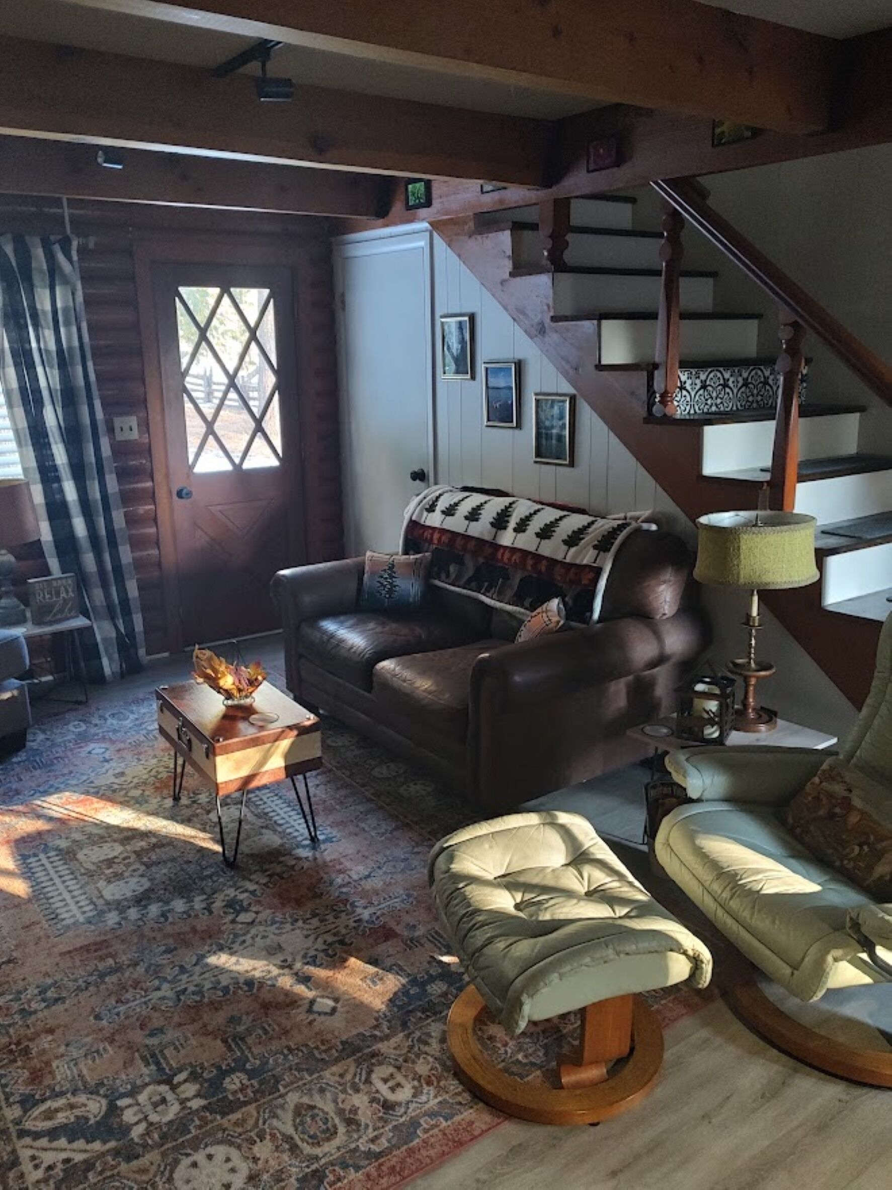 Smart TV, fireplace, books, stereo