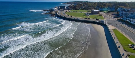 Playa en los alrededores, camastros y toallas de playa 