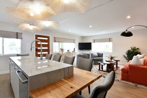 Private kitchen - Luxury Cardiff By-the-sea Ocean View Parkhouse (Cardiff-by-the-Sea)