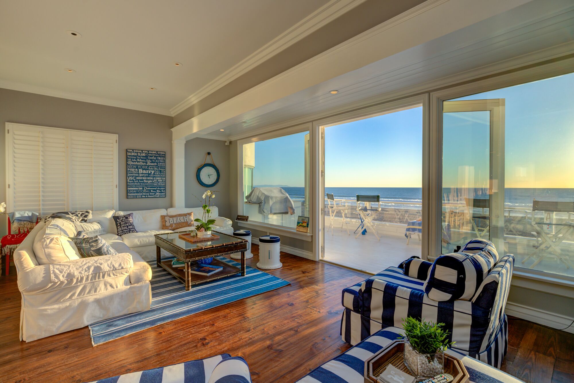 Televisión, chimenea, libros y estéreo 