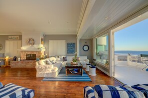 Una televisión, una chimenea, libros, un reproductor estéreo