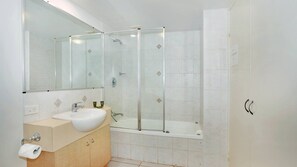 Ensemble baignoire-douche, articles de toilette (gratuits)