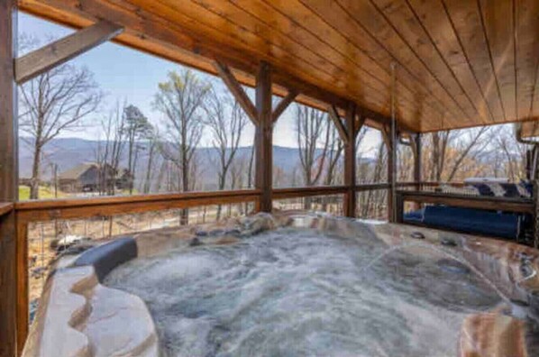 Outdoor spa tub